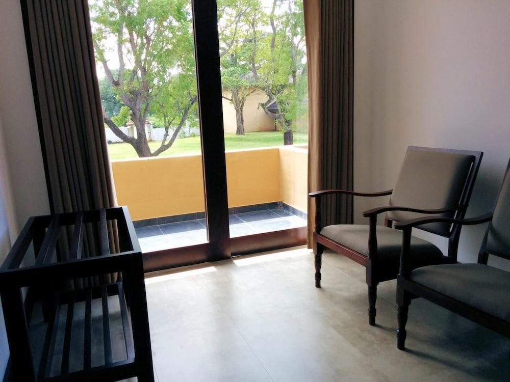 Rajarata Hotel Anuradhapura Exterior photo